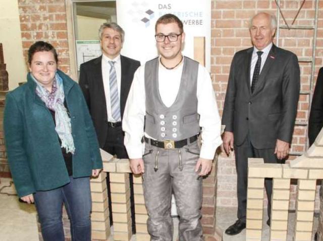 Junger Handwerker als Vorbild am Bau
